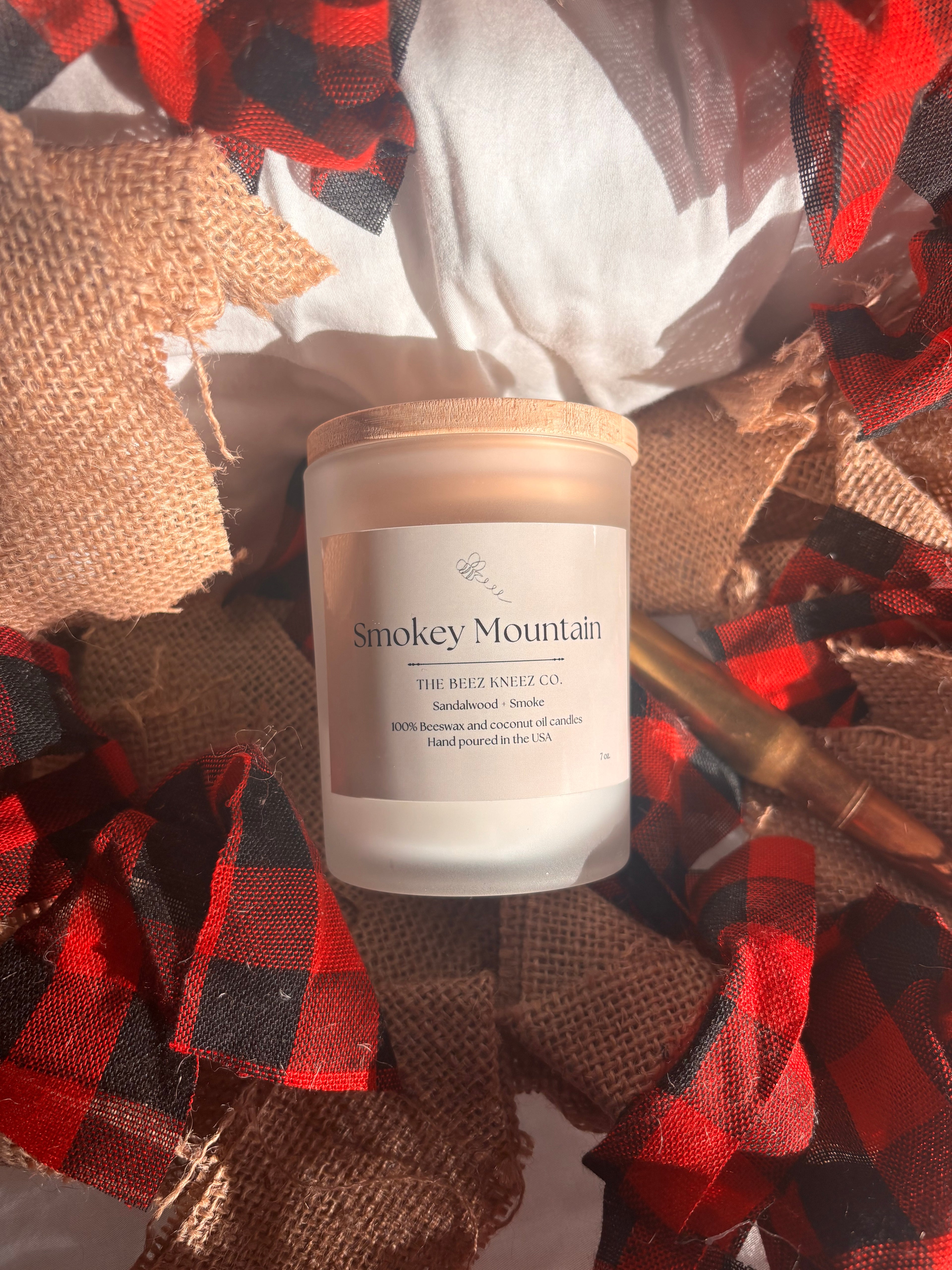 100% beeswax and coconut oil candle with sandalwood and smoke essential oil. Reminiscent of natures mountains